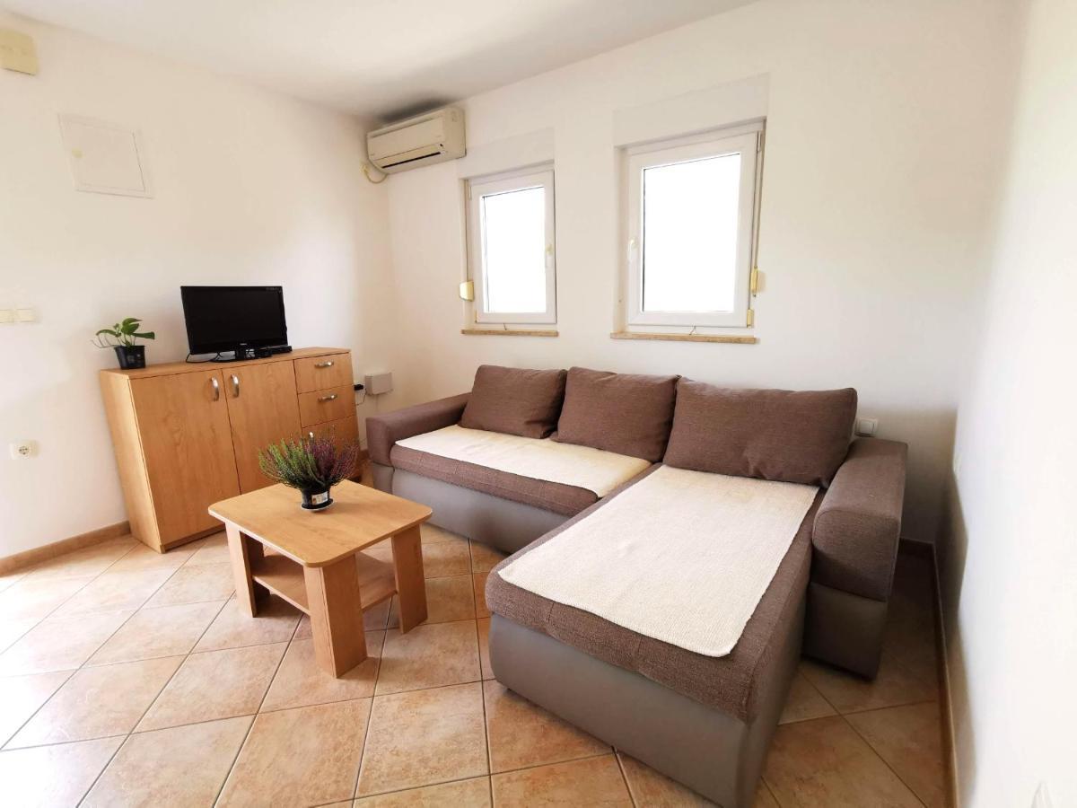 מדולין Apartment Dundo In Quiet Green Area מראה חיצוני תמונה