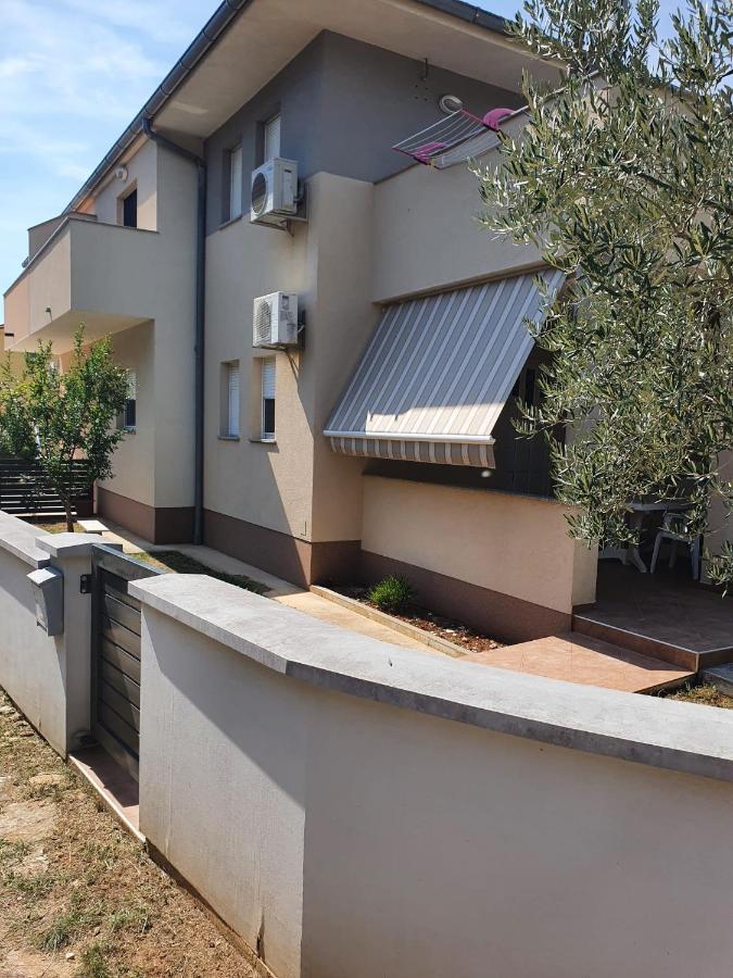 מדולין Apartment Dundo In Quiet Green Area מראה חיצוני תמונה